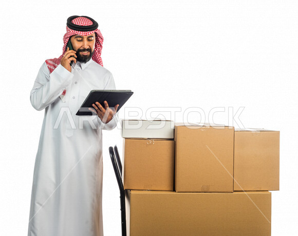 بورتريه لرجل عربي سعودي خليجي يعمل في توصيل الطلبات والبضائع للزبائن, التسوق الالكتروني, طلبات اونلاين, امين مخازن, مندوب مبيعات, توثيق الطلبات, تاكيد الحجوزات, التأكد من وجود البضائع وتوفرها, التواصل الفعال مع العملاء,تأكيد مواعيد الاستلام