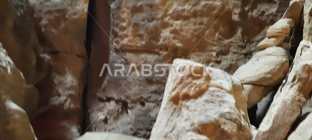 الطبيعة الصحراوية في المملكة العربية السعودية، التكوينات والتشكيلات الصخرية في مدائن صالح، الطريق المؤدي الى كوفي الشلال في العلا، معالم تاريخية أثرية قديمة، المناظر الجبلية في الصحراء