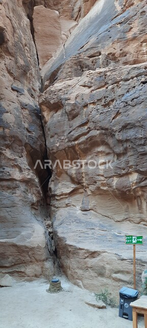 الطريق المؤدي الى كوفي الشلال في العلا، التكوينات والتشكيلات الصخرية في مدائن صالح، الطبيعة الصحراوية في المملكة العربية السعودية، معالم تاريخية أثرية قديمة، المناظر الجبلية في الصحراء