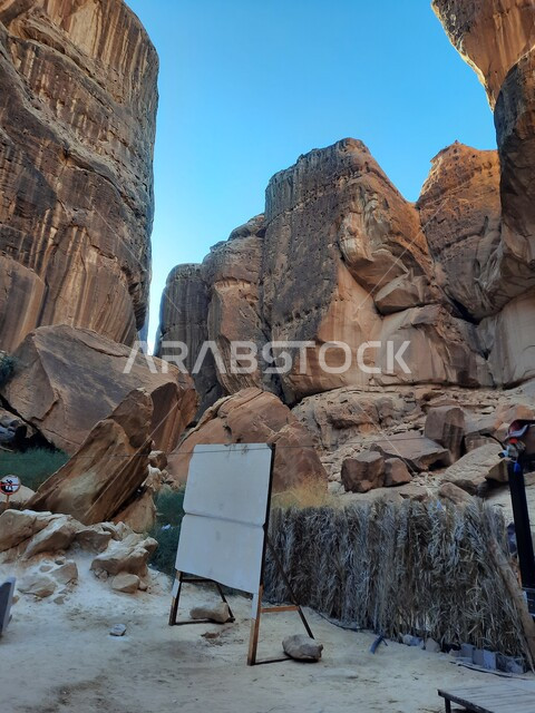 المناظر الجبلية في الصحراء، معالم تاريخية أثرية قديمة، الطبيعة الصحراوية في المملكة العربية السعودية، التكوينات والتشكيلات الصخرية في مدائن صالح، لافتة دلالية على الطريق المؤدي الى كوفي الشلال في العلا
