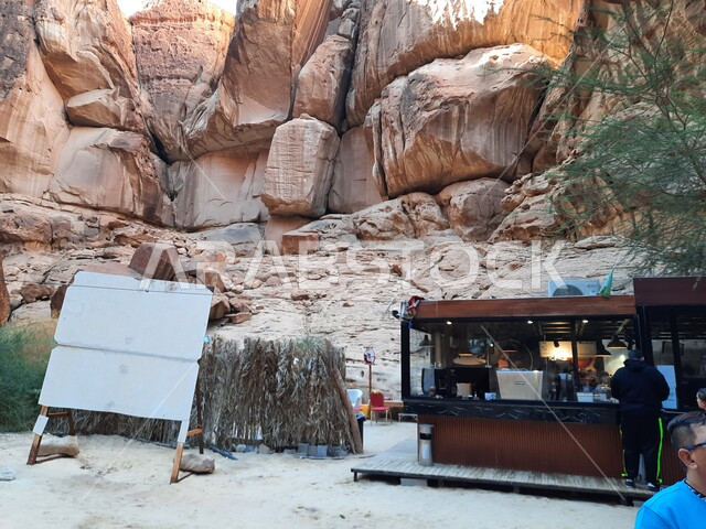 معالم تاريخية أثرية قديمة، الطبيعة الصحراوية في المملكة العربية السعودية، التكوينات والتشكيلات الصخرية في مدائن صالح، لافتة دلالية على الطريق المؤدي الى كوفي الشلال في العلا، المناظر الجبلية في الصحراء