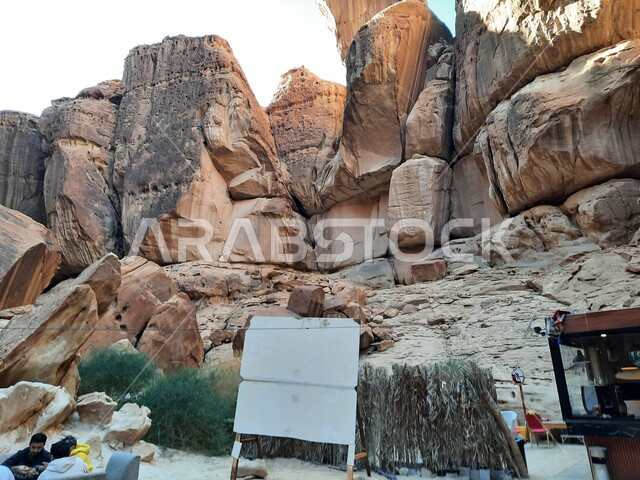 الطبيعة الصحراوية في المملكة العربية السعودية، التكوينات والتشكيلات الصخرية في مدائن صالح، لافتة دلالية على الطريق المؤدي الى كوفي الشلال في العلا، معالم تاريخية أثرية قديمة، المناظر الجبلية في الصحراء