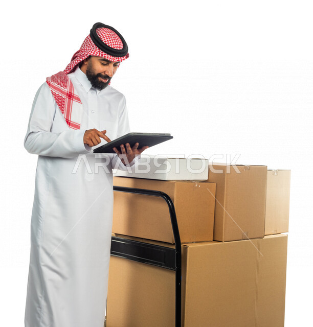 بورتريه لرجل عربي سعودي خليجي يعمل في توصيل الطلبات والبضائع للزبائن, التسوق الالكتروني, طلبات اونلاين, عملية شحن وتوصيل موثوقه, امين مخازن, مندوب مبيعات, توثيق الطلبات, تاكيد الحجوزات, التأكد من وجود البضائع وتوفرها
