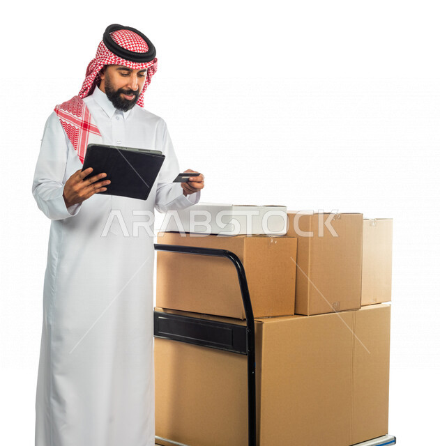 بورتريه لرجل عربي سعودي خليجي يعمل في توصيل الطلبات والبضائع للزبائن, التسوق الالكتروني, طلبات اونلاين, عملية شحن وتوصيل موثوقه, امين مخازن, مندوب مبيعات, توثيق الطلبات, تاكيد الحجوزات, التحقق من بطاقة الإئتمان, توفير خدمة الدفع الالكتروني للعملاء