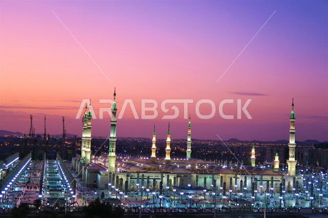 الحرم النبوي الشريف في المدينة المنورة في المملكة العربية السعودية، معالم و أماكن دينية مقدسة، العبادة والتقرب إلى الله، الفن الهندسي المعماري الاسلامي للمآذن والقبب المضيئة لمسجد رسول الله 