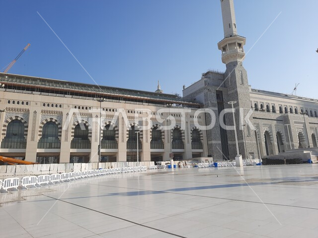 الفناء الخارجي للمسجد الحرام في النهار، ساحات الحرم المكي الشريف الخارجية في مكة المكرمة ، قدوم المسلمين من شتى انحاء العالم لأداء مناسك الحج والعمرة، الاماكن والمعالم الدينية الاسلامية المقدسة في المملكة العربية السعودية، مفهوم العبادة والتقرب إلى الله