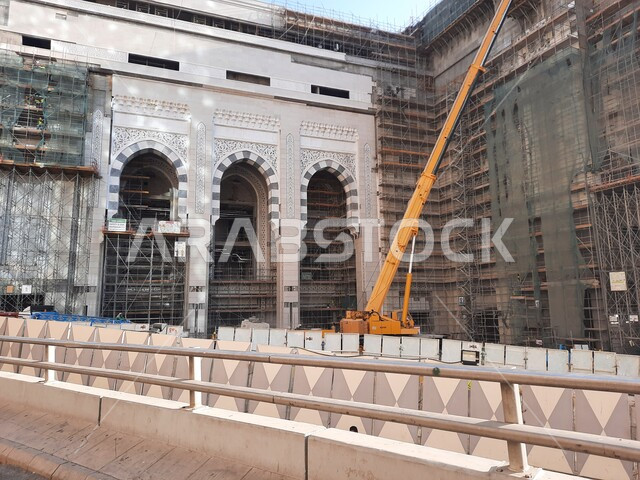 الفناء الخارجي للمسجد الحرام في النهار، ساحات الحرم المكي الشريف الخارجية في مكة المكرمة ، قدوم المسلمين من شتى انحاء العالم لأداء مناسك الحج والعمرة، الاماكن والمعالم الدينية الاسلامية المقدسة في المملكة العربية السعودية، مفهوم العبادة والتقرب إلى الله