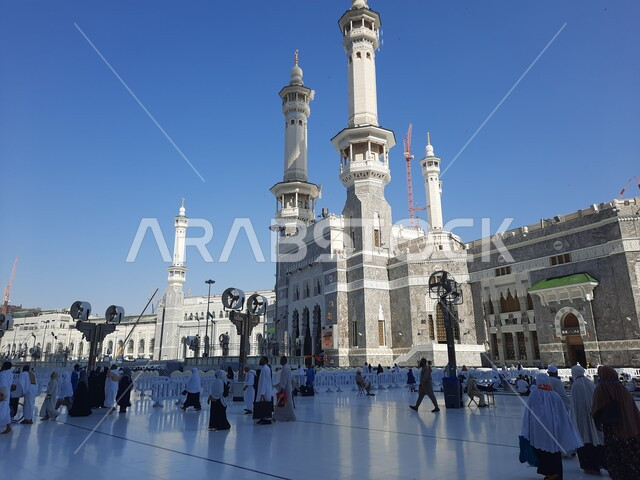 مفهوم العبادة والتقرب إلى الله، الفناء الخارجي للمسجد الحرام في النهار، ساحات الحرم المكي الشريف الخارجية في مكة المكرمة ، قدوم المسلمين من شتى انحاء العالم لأداء مناسك الحج والعمرة، الاماكن والمعالم الدينية الاسلامية المقدسة في المملكة العربية السعودية
