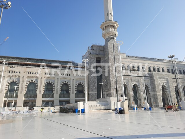 مفهوم العبادة والتقرب إلى الله، الفناء الخارجي للمسجد الحرام في النهار، ساحات الحرم المكي الشريف الخارجية في مكة المكرمة ، قدوم المسلمين من شتى انحاء العالم لأداء مناسك الحج والعمرة، الاماكن والمعالم الدينية الاسلامية المقدسة في المملكة العربية السعودية