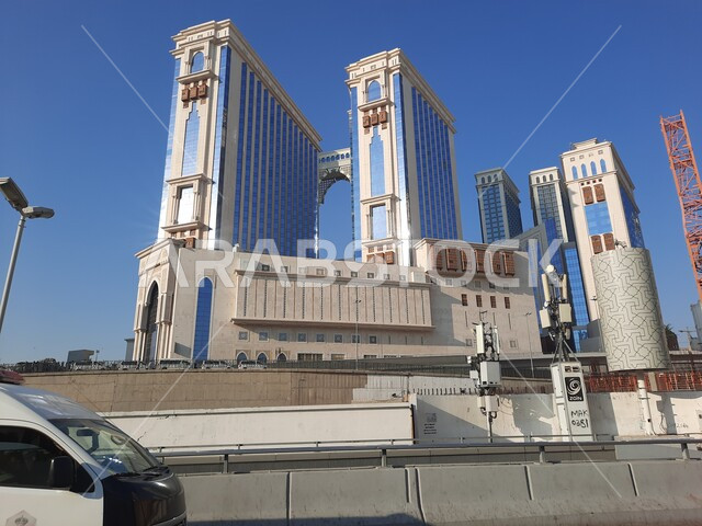 الفناء الخارجي للمسجد الحرام في النهار، ساحات الحرم المكي الشريف الخارجية في مكة المكرمة ، قدوم المسلمين من شتى انحاء العالم لأداء مناسك الحج والعمرة، الاماكن والمعالم الدينية الاسلامية المقدسة في المملكة العربية السعودية، مفهوم العبادة والتقرب إلى الله