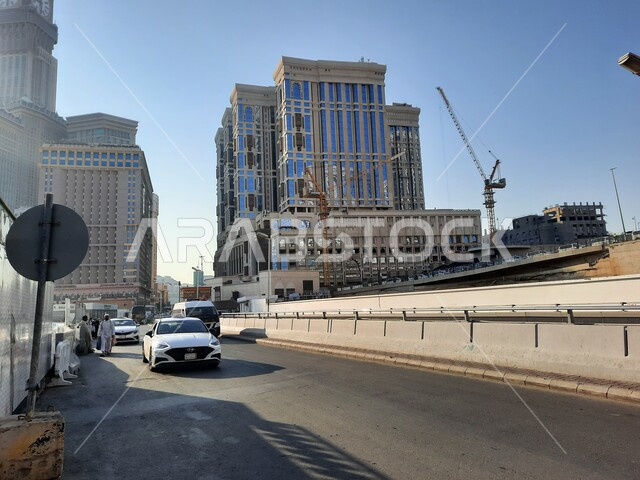 الفناء الخارجي للمسجد الحرام في النهار، ساحات الحرم المكي الشريف الخارجية في مكة المكرمة ، قدوم المسلمين من شتى انحاء العالم لأداء مناسك الحج والعمرة، الاماكن والمعالم الدينية الاسلامية المقدسة في المملكة العربية السعودية، مفهوم العبادة والتقرب إلى الله