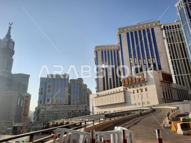 الفناء الخارجي للمسجد الحرام في النهار، ساحات الحرم المكي الشريف الخارجية في مكة المكرمة ، قدوم المسلمين من شتى انحاء العالم لأداء مناسك الحج والعمرة، الاماكن والمعالم الدينية الاسلامية المقدسة في المملكة العربية السعودية، مفهوم العبادة والتقرب إلى الله