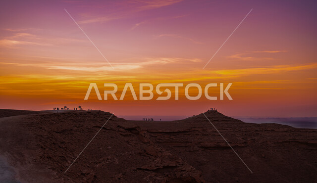 التكوينات والتشكيلات الصخرية والمناظر الطبيعية في الصحراء، حافة نهاية العالم الجبلية في مدينة الرياض، سلسلة جبال طويق في نجد، المعالم والأماكن السياحية الطبيعية المشهورة، الرمال الذهبية الناعمة في صحاري المملكة العربية السعودية