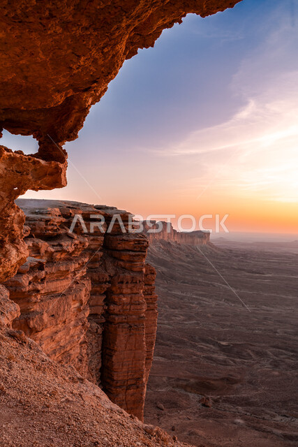 التكوينات والتشكيلات الصخرية والمناظر الطبيعية في الصحراء، حافة نهاية العالم الجبلية في مدينة الرياض، سلسلة جبال طويق في نجد، المعالم والأماكن السياحية الطبيعية المشهورة، الرمال الذهبية الناعمة في صحاري المملكة العربية السعودية