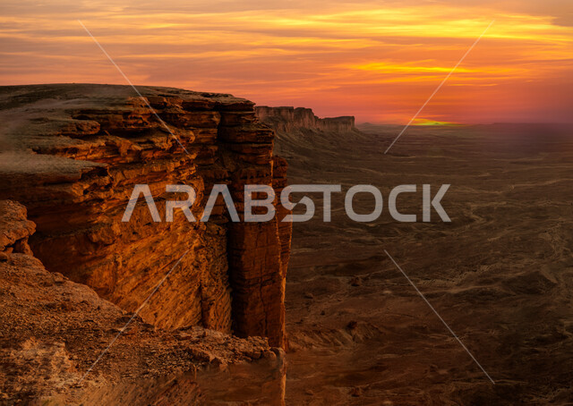 التكوينات والتشكيلات الصخرية والمناظر الطبيعية في الصحراء، حافة نهاية العالم الجبلية في مدينة الرياض، سلسلة جبال طويق في نجد، المعالم والأماكن السياحية الطبيعية المشهورة، الرمال الذهبية الناعمة في صحاري المملكة العربية السعودية