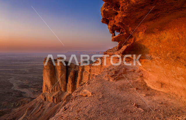 التكوينات والتشكيلات الصخرية والمناظر الطبيعية في الصحراء، حافة نهاية العالم الجبلية في مدينة الرياض، سلسلة جبال طويق في نجد، المعالم والأماكن السياحية الطبيعية المشهورة، الرمال الذهبية الناعمة في صحاري المملكة العربية السعودية