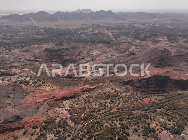 مناطق قديمة مشهورة، الحصون والقلاع التراثية، حصن خيبر بالمملكة العربية السعودية، الطبيعة الصخرية الخضراء في مطل الروان في المدينة المنورة، القمم و المرتفعات الجبلية