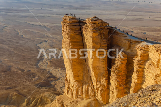 سلسلة جبال طويق في نجد ، الطبيعة الصحراوية والتضاريس الجبلية في السعودية، معالم طبيعية اثرية سياحية مشهورة، حافة نهاية العالم الصخرية في صحراء الرياض في المملكة العربية السعودية