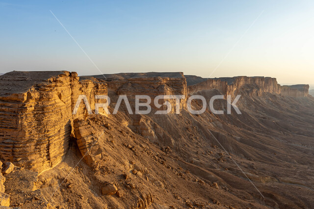 معالم طبيعية اثرية سياحية مشهورة، حافة نهاية العالم الصخرية في صحراء الرياض في المملكة العربية السعودية، سلسلة جبال طويق في نجد ، الطبيعة الصحراوية والتضاريس الجبلية في السعودية