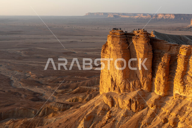 معالم طبيعية اثرية سياحية مشهورة، حافة نهاية العالم الصخرية في صحراء الرياض في المملكة العربية السعودية، سلسلة جبال طويق في نجد ، الطبيعة الصحراوية والتضاريس الجبلية في السعودية