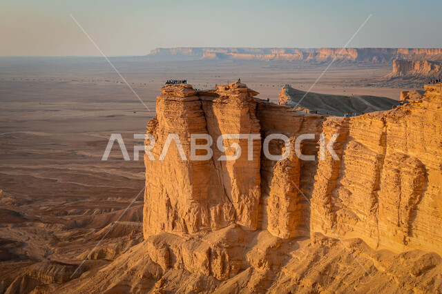 معالم طبيعية اثرية سياحية مشهورة، حافة نهاية العالم الصخرية في صحراء الرياض في المملكة العربية السعودية، سلسلة جبال طويق في نجد ، الطبيعة الصحراوية والتضاريس الجبلية في السعودية