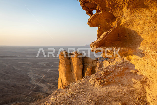 معالم طبيعية اثرية سياحية مشهورة، حافة نهاية العالم الصخرية في صحراء الرياض في المملكة العربية السعودية، سلسلة جبال طويق في نجد ، الطبيعة الصحراوية والتضاريس الجبلية في السعودية