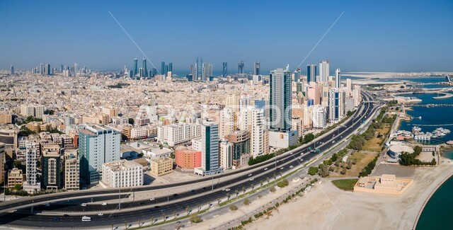 حركة مرور السيارات في طريق الفاتح في المنامة، التطور والتقدم العمراني البحريني, الفن الهندسي المعماري لبناء الأبراج وناطحات السحاب, أفق مدينة البحرين في النهار, اماكن ومناطق السياحة المشهورة