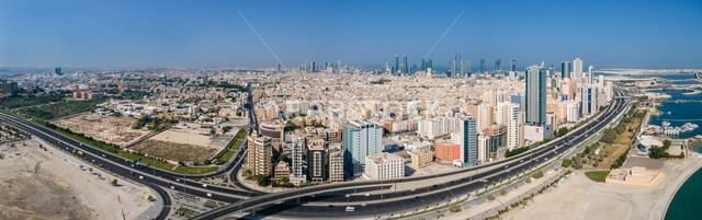 حركة مرور السيارات في طريق الفاتح في المنامة، التطور والتقدم العمراني البحريني, الفن الهندسي المعماري لبناء الأبراج وناطحات السحاب, أفق مدينة البحرين في النهار, اماكن ومناطق السياحة المشهورة