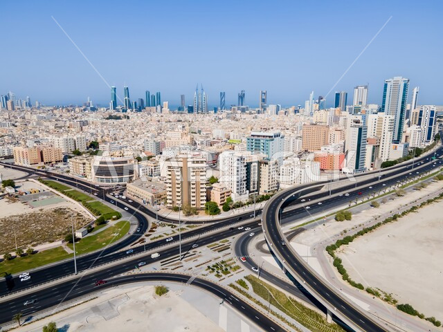 حركة مرور السيارات في طريق الفاتح في المنامة، التطور والتقدم العمراني البحريني, الفن الهندسي المعماري لبناء الأبراج وناطحات السحاب, أفق مدينة البحرين في النهار, اماكن ومناطق السياحة المشهورة