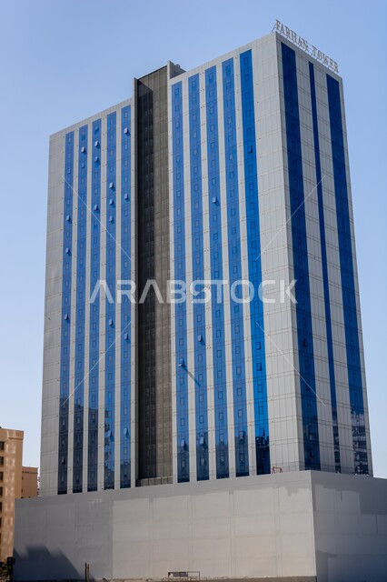 فندق فرحان في منطقة الفاتح, الفن الهندسي المعماري على الطراز الحديث للمنشآت التجارية والسكنية الفاخرة، مناطق جذب سياحي مشهورة في المنامة, منظر السماء الزرقاء الصافية في مملكة البحرين