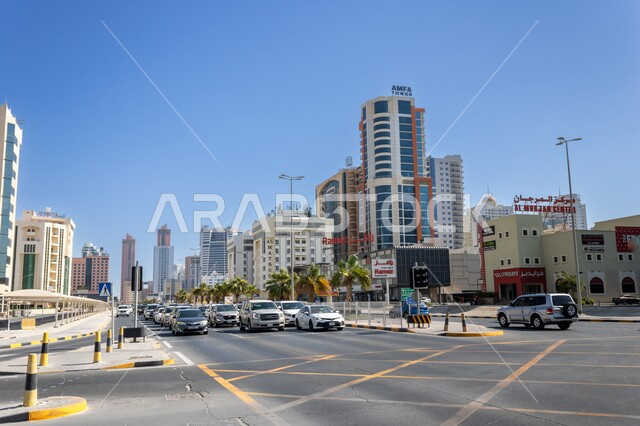 حركة مرور السيارات في طريق الفاتح في المنامة، التطور والتقدم العمراني البحريني, الفن الهندسي المعماري لبناء الأبراج وناطحات السحاب, أفق مدينة البحرين في النهار, اماكن ومناطق السياحة المشهورة