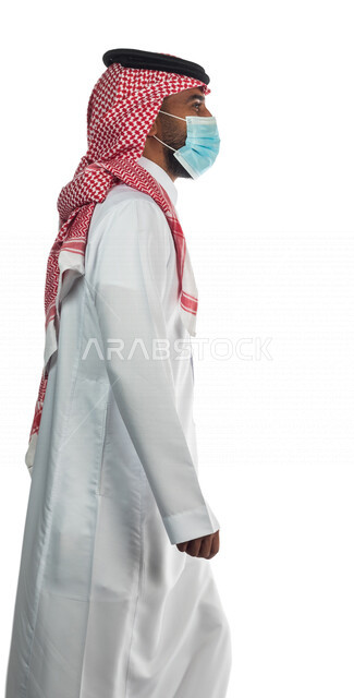 بورتريه لرجل عربي سعودي خليجي يرتدي الثوب السعودي مع الشماغ والعقال، المشي للذهاب إلى العمل, الالتزام بلبس الكمامه، منظر جانبي لرجل سعودي مسلم، خلفية بيضاء, الالتزام بالاحترازات الوقائيه