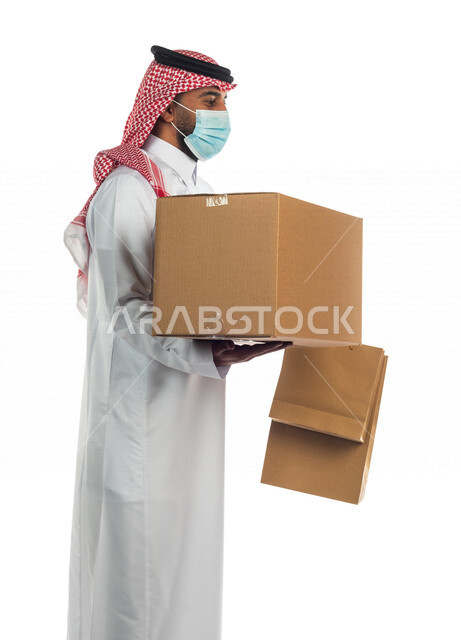 بورتريه لرجل عربي سعودي خليجي يعمل في توصيل الطلبات والبضائع للزبائن, التسوق الالكتروني, طلبات اونلاين, التسوق الذكي, عملية شحن وتوصيل موثوقه, مندوب توصيل, الالتزام بالاحترازات الوقائيه,خدمات التوصيل السريع, توصيل معتمد ومضمون