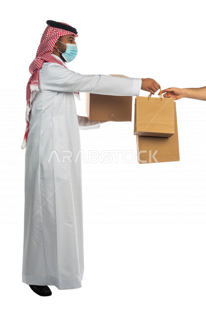 بورتريه لرجل عربي سعودي خليجي يعمل في توصيل الطلبات والبضائع للزبائن, التسوق الالكتروني, طلبات اونلاين, التسوق الذكي, عملية شحن وتوصيل موثوقه, مندوب توصيل, الالتزام بالاحترازات الوقائيه,خدمات التوصيل السريع, توصيل معتمد ومضمون