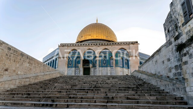 الفن الهندسي المعماري للمسجد الأقصى المبارك والقبة الذهبية، مسجد بديكورات وتصاميم اسلامية على الطراز العصري العريق، أماكن ومعالم اسلامية دينية مقدسة، تجمع المسلمين من أنحاء العالم، أداء الفرائض والصلوات على وقتها، العبادة والتقرب الى الله تعالى