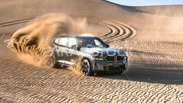 قيادة سيارة الدفع الرباعي ( التطعيس ) وسط الصحراء، أنشطة صحراوية ممتعة, الاستمتاع بممارسة الهوايات المفضلة، مغامرة شيقة على الرمال الذهبية الناعمة في صحاري الكويت، مغامرات سفاري على الكثبان الرملية