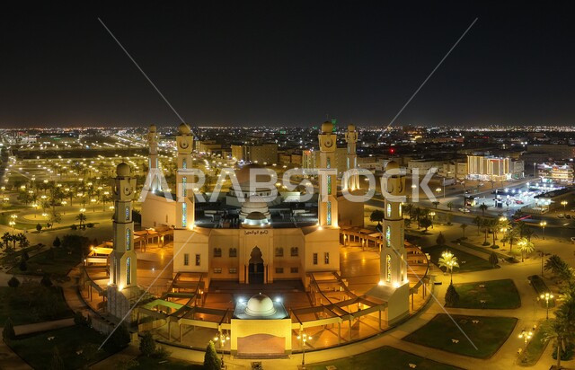 التصاميم والديكورات للقبب والمآذن, المعالم والأماكن الدينية الإسلامية المشهورة في المملكة العربية السعودية, جامع الوالدين في مدينة تبوك ليلا, الفن الهندسي المعماري لبناء المساجد على الطراز العربي الإسلامي