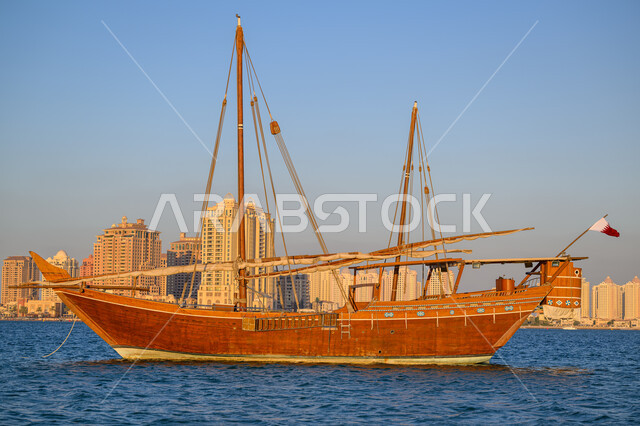 مهرجان كتارا الرابع عشر للمحامل، الواجهة البحرية في دولة قطر في النهار، أماكن سياحية لقضاء أوقات ممتعة، قارب خشبي وسط البحر على كورنيش مدينة الدوحة، الاستمتاع بالرحلات و النزهات البحرية الهادئة