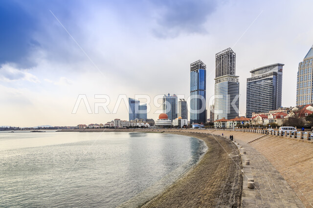 الفن الهندسي المعماري للأبراج وناطحات السحاب في دولة قطر، الواجهه البحرية لسواحل بحر العرب على الخليج العربي، المناطق والأماكن الطبيعية الساحلية لجذب السائحين، النمو والتقدم العمراني على الطراز الحديث للمباني المطلة على كورنيش مدينة الدوحة