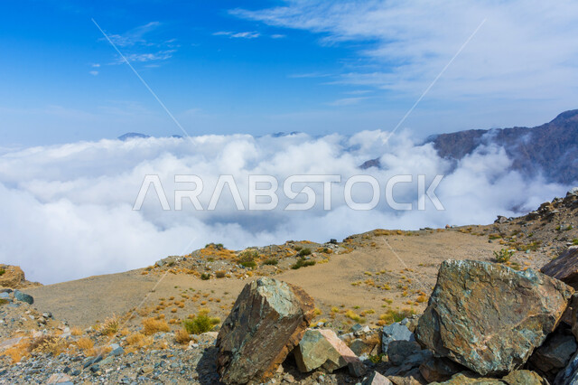 جبال الهدا في منطقة الطائف نهارا, تشكيلات الصخور في المناطق الجبلية, المعالم السياحية الطبيعية المشهورة في المملكة العربية السعودية، أماكن لجذب واستقطاب السياح من أنحاء العالم, التكوينات الصخرية في القمم والمرتفعات