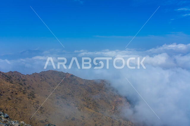 تشكيلات الصخور في المناطق الجبلية, المعالم السياحية الطبيعية المشهورة في المملكة العربية السعودية، أماكن لجذب واستقطاب السياح من أنحاء العالم, التكوينات الصخرية في القمم والمرتفعات, جبال الهدا في منطقة الطائف نهارا