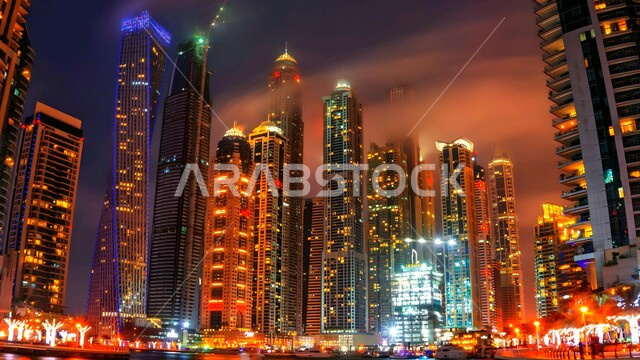 الفن الهندسي المعماري للأبراج وناطحات السحاب المضيئة ليلا في مدينة دبي, الأماكن السياحية المشهورة في الإمارات العربية المتحدة, جذب واستقطاب السياح من جميع أنحاء العالم, المباني والمنشآت الشاهقة السكنية والتجارية