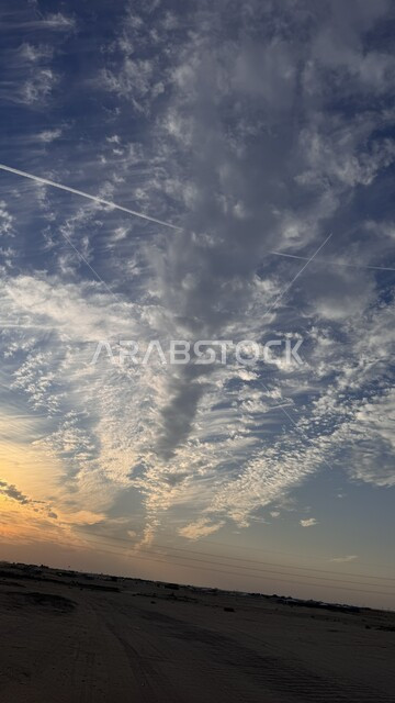 التكوينات والكثبان الرملية في المناطق الصحراوية, المساحات الواسعة في صحاري مدينة الكويت, الرمال الذهبية الناعمة في الصحراء, البيئة والطبيعة الجافة والقاسية, منظر السحب في السماء