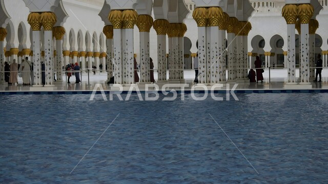 التصاميم المميزة للأعمدة والأقواس, المعالم والأماكن الدينية الإسلامية المشهورة في الإمارات العربية المتحدة, مسجد الشيخ زايد بن سلطان في مدينة أبو ظبي نهارا, الفن الهندسي المعماري لبناء المساجد على الطراز العربي الإسلامي