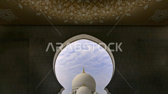 قبة مسجد الشيخ زايد بن سلطان في مدينة أبو ظبي نهارا, المعالم والأماكن الدينية الإسلامية المشهورة في الإمارات العربية المتحدة, الفن الهندسي المعماري لبناء المساجد على الطراز العربي الإسلامي