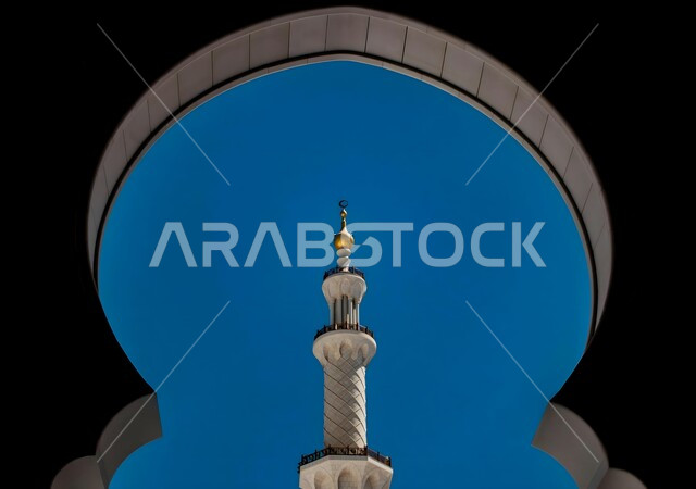 مأذنة مسجد الشيخ زايد بن سلطان في مدينة أبو ظبي نهارا, المعالم والأماكن الدينية الإسلامية المشهورة في الإمارات العربية المتحدة, الفن الهندسي المعماري لبناء المساجد على الطراز العربي الإسلامي