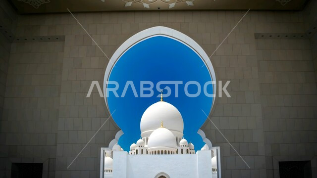 قبة مسجد الشيخ زايد بن سلطان في مدينة أبو ظبي نهارا, الفن الهندسي المعماري لبناء المساجد على الطراز العربي الإسلامي, التصاميم المتميزة للقبب والمآذن, المعالم والأماكن الدينية الإسلامية المشهورة في الإمارات العربية المتحدة