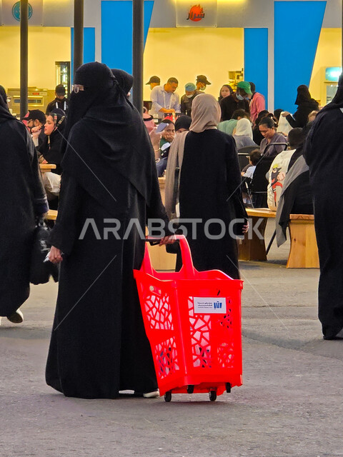 مجموعة أشخاص يتجولون داخل معرض الكتاب الدولي في جدة، المعالم والأماكن السياحية الثقافية المشهورة، استقطاب وجذب السياح من أنحاء العالم، معارض وفعاليات في المملكة العربية السعودية، قضاء أوقات ممتعة في شراء الروايات المفيدة للتعلم والتثقف