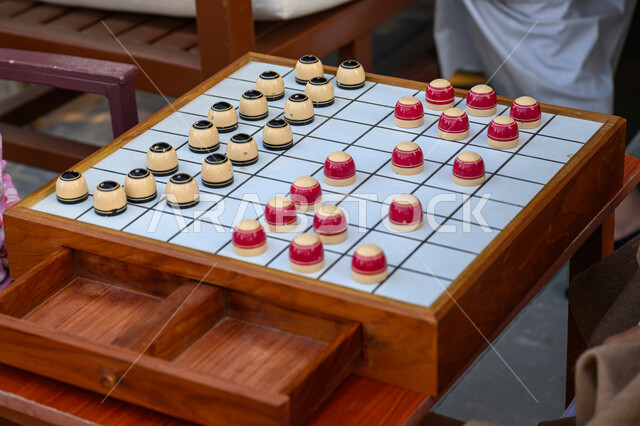 مهرجان كتارا الرابع عشر للقوارب الشراعية التقليدية، الفعاليات والمهرجانات في مدينة الدوحة, الأنشطة الترفيهية الممتعة والمسلية في قطر، صورة مقربة لطاولة لعبة الداما في قرية كتارا الثقافية