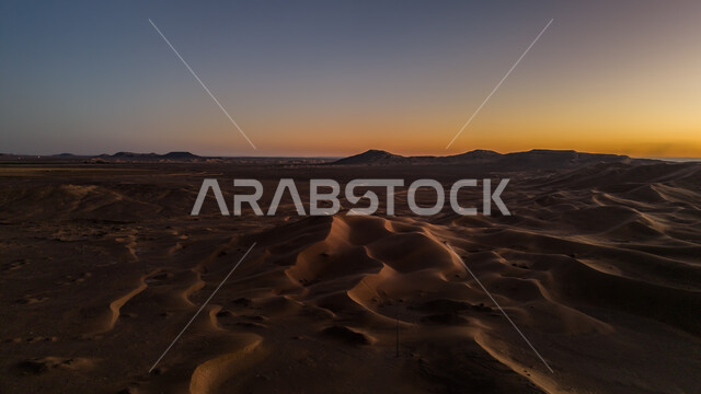 الجو القاسي والجاف في الأراضي القاحلة، التكوينات والتشكلات الرملية في الصحاري، الكثبان الذهبية الناعمة والتضاريس الطبيعية في المملكة العربية السعودية، المناظر الطبيعية والرمال الذهبية الناعمة في الصحراء عند شروق الشمس